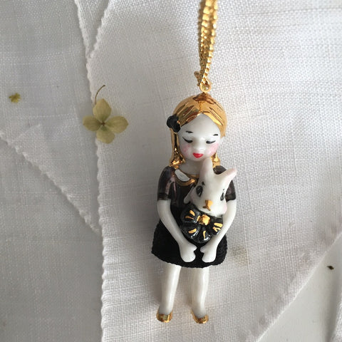 Alice in black: porcelain doll necklace  .. Alice en noir: sautoir poupées en porcelaine