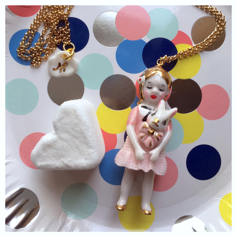 Pink Alice in Wonderland: porcelain doll necklace  .. Alice Rose: sautoir poupées en porcelaine