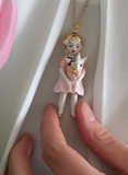 Pink Alice in Wonderland: porcelain doll necklace  .. Alice Rose: sautoir poupées en porcelaine