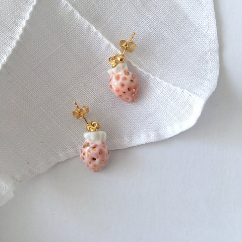 Miniature strawberry porcelain earrings .. Boucles d'oreilles mini fraises en porcelaine