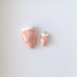 Strawberry porcelain pin brooch .. Pin broche fraise en porcelaine